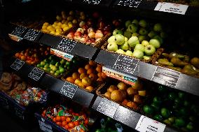 Plastic in the fruit and vegetable section of supermarkets - Paris