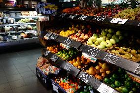 Plastic in the fruit and vegetable section of supermarkets - Paris