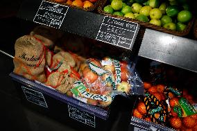 Plastic in the fruit and vegetable section of supermarkets - Paris