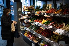 Plastic in the fruit and vegetable section of supermarkets - Paris