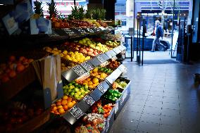 Plastic in the fruit and vegetable section of supermarkets - Paris