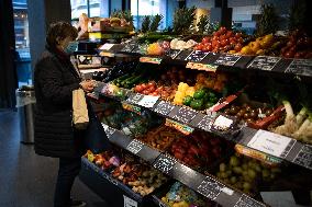 Plastic in the fruit and vegetable section of supermarkets - Paris