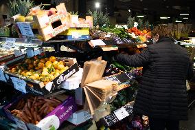 Plastic in the fruit and vegetable section of supermarkets - Paris