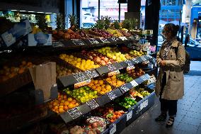 Plastic in the fruit and vegetable section of supermarkets - Paris