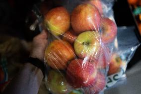 Plastic in the fruit and vegetable section of supermarkets - Paris