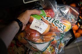 Plastic in the fruit and vegetable section of supermarkets - Paris