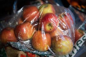 Plastic in the fruit and vegetable section of supermarkets - Paris