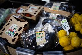 Plastic in the fruit and vegetable section of supermarkets - Paris