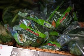 Plastic in the fruit and vegetable section of supermarkets - Paris