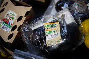 Plastic in the fruit and vegetable section of supermarkets - Paris