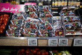 Plastic in the fruit and vegetable section of supermarkets - Paris