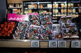 Plastic in the fruit and vegetable section of supermarkets - Paris