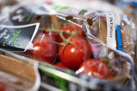 Plastic in the fruit and vegetable section of supermarkets - Paris