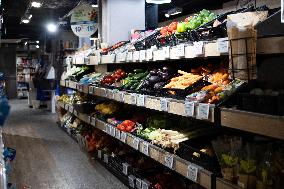 Plastic in the fruit and vegetable section of supermarkets - Paris