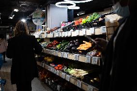 Plastic in the fruit and vegetable section of supermarkets - Paris