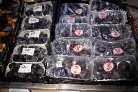 Plastic in the fruit and vegetable section of supermarkets - Paris