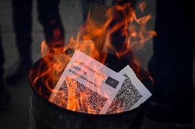 Potesters in the square burn the green pass - Turin