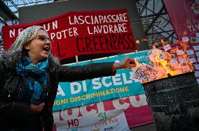 Potesters in the square burn the green pass - Turin