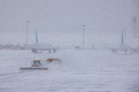 U.S.-NEW YORK-WINTER STORM-FLIGHTS-CANCELLATION