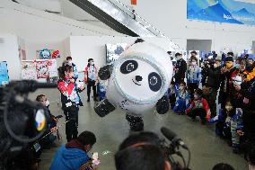 (BEIJING2022)CHINA-BEIJING-OLYMPIC WINTER GAMES-MASCOT-INTERACTION (CN)