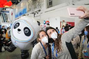 (BEIJING2022)CHINA-BEIJING-OLYMPIC WINTER GAMES-MASCOT-INTERACTION (CN)