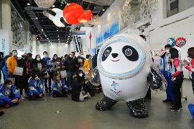 (BEIJING2022)CHINA-BEIJING-OLYMPIC WINTER GAMES-MASCOT-INTERACTION (CN)