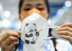 (XHTP)(BEIJING2022)CHINA-ZHANGJIAKOU-OLYMPIC WINTER GAMES-VOLUNTEER-HAND-PAINTED BING DWEN DWEN MASK (CN)