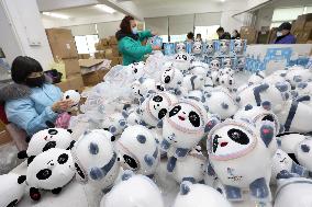 Xinhua Headlines: Bing Dwen Dwen, the panda mascot brings fun to Beijing 2022