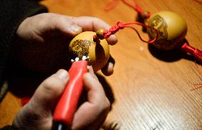 CHINA-TIANJIN-OLYMPIC-THEMED PYROGRAPHIC CALABASH ARTWORK (CN)