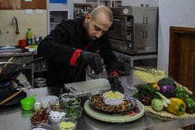 MIDEAST-GAZA CITY-CHINESE-FOOD