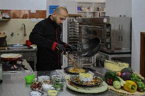 MIDEAST-GAZA CITY-CHINESE-FOOD