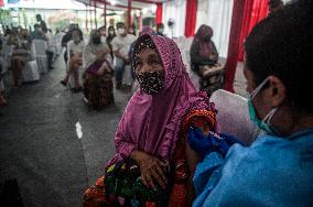 INDONESIA-MEDAN-COVID-19-VACCINATION-BOOSTER