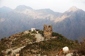 YEMEN-SANAA-MOUNTAIN-VILLAGE