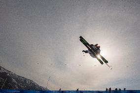 (XHTP)(BEIJING2022)CHINA-ZHANGJIAKOU-OLYMPIC WINTER GAMES-FREESTYLE SKIING-WOMEN'S FREESKI HALFPIPE-QUALIFICATION (CN)