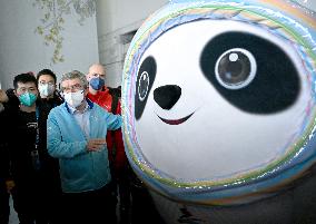 (BEIJING2022)CHINA-BEIJING-OLYMPIC WINTER GAMES-IOC-BACH-VOLUNTEERS-COMMUNICATION (CN)