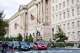 Xinhua Headlines: Washington urged to end costly tariff war on China amid surging inflation