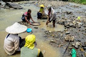 INDONESIA-BOGOR-GOLD PANNING