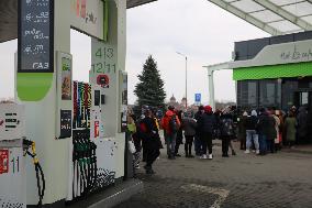 UKRAINE-KRAKOVETS-PEOPLE-POLAND BORDER