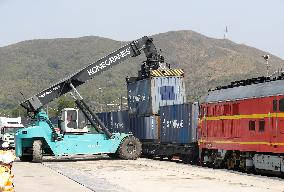 CHINA-GUANGDONG-SHENZHEN-FREIGHT TRAIN-SUPPLY-HONG KONG-COVID-19 (CN)