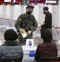 Early voting for S. Korean presidential election