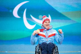 (SP)CHINA-BEIJING-WINTER PARALYMPICS-ALPINE SKIING-MEN'S SUPER COMBINED SITTING-AWARDING CEREMONY(CN)