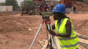 CENTRAL AFRICAN REPUBLIC-BANGUI-FEMALE WORKER-CONSTRUCTION SITE