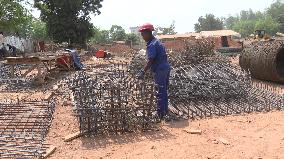 CENTRAL AFRICAN REPUBLIC-BANGUI-FEMALE WORKER-CONSTRUCTION SITE