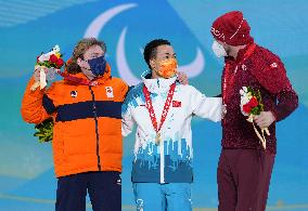 (SP)CHINA-ZHANGJIAKOU-WINTER PARALYMPICS-PARA SNOWBOARD-MEN'S BANKED SLALOM LL1-VICTORY CEREMONY(CN)