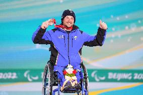 (SP)CHINA-ZHANGJIAKOU-WINTER PARALYMPICS-PARA CROSS-COUNTRY SKIING-MEN'S MIDDLE DISTANCE SITTING-VICTORY CEREMONY (CN)