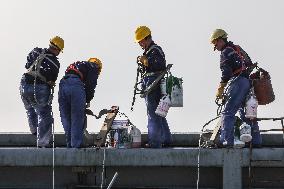 CHINA-GUIZHOU-GUIYANG-SKYSCRAPER EXTERIOR CLEANERS (CN)