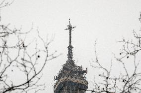 FRANCE-PARIS-EIFFEL TOWER-ANTENNA-INSTALLATION