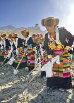 (InTibet)CHINA-TIBET-SPRING FARMING (CN)