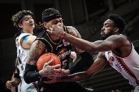 (SP)CHINA-SHENYANG-BASKETBALL-CBA LEAGUE-LIAONING FLYING LEOPARDS VS SHANGHAI SHARKS (CN)