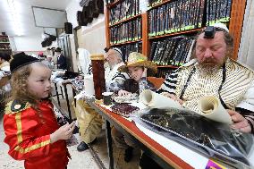 MIDEAST-JERUSALEM-PURIM-ESTHER-READING